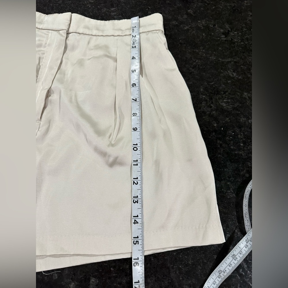 Abercrombie & Fitch Cream Women's silky tailored walking shorts sz medium - Picture 8 of 8